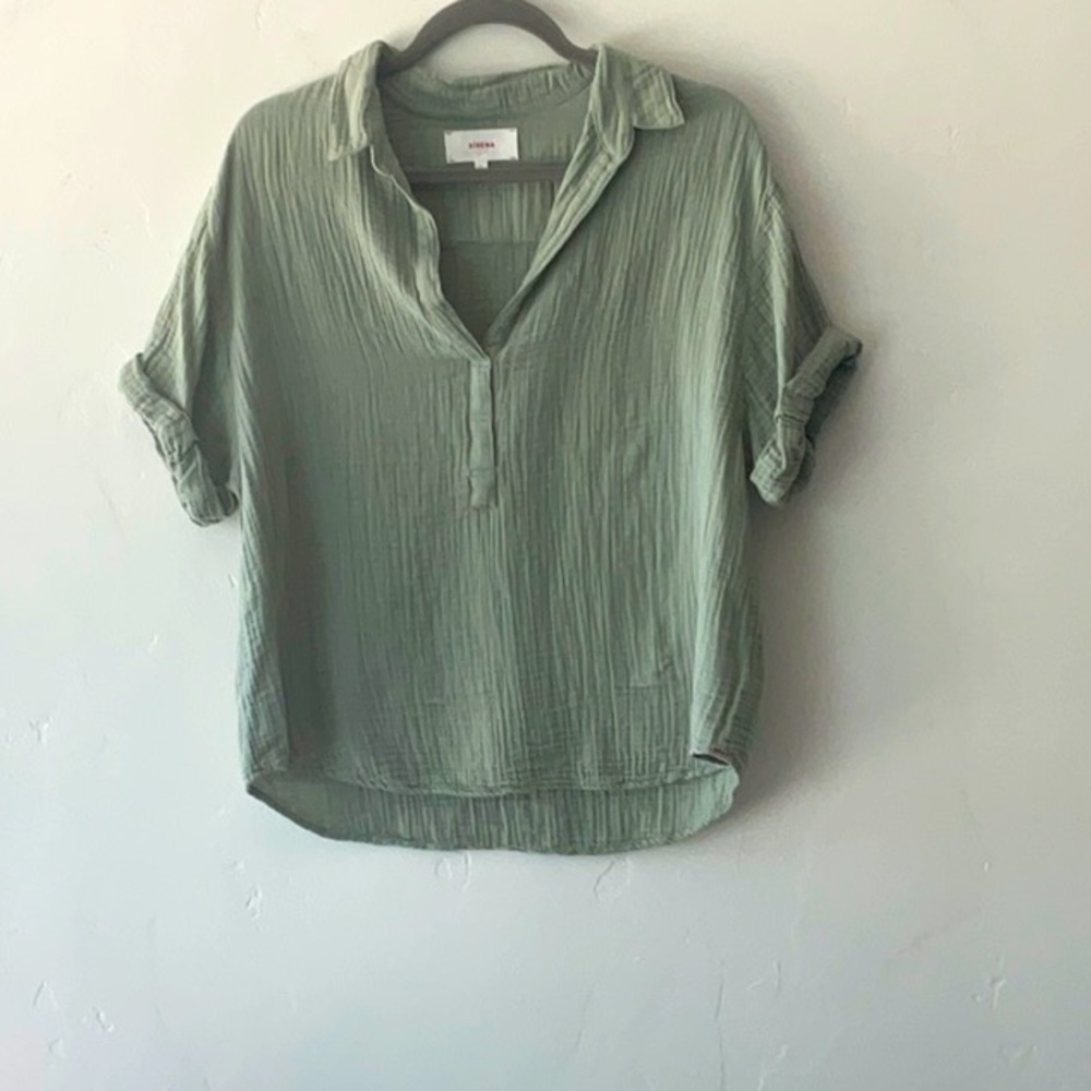XiRENA Green Chelsea gauze top.
